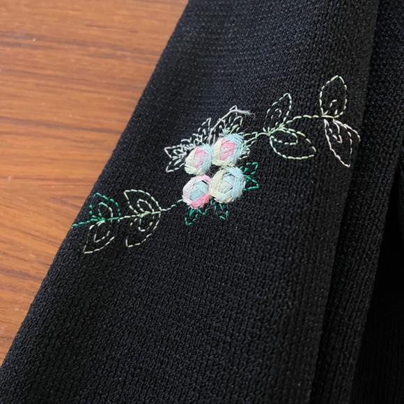 Joseph A. women’s Large embroidered black top - Picture 3 of 4